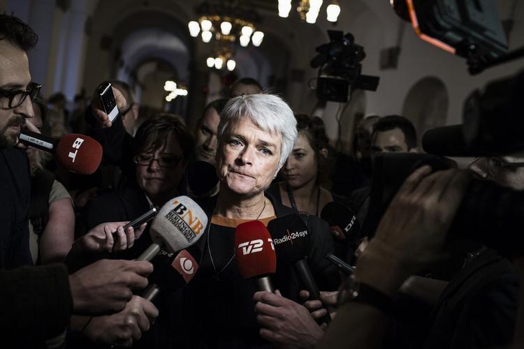 PRESSET. Beskyldningerne om urent trav fortsætter med at hagle ned over SF's formand, socialminister Annette Vilhelmsen. 