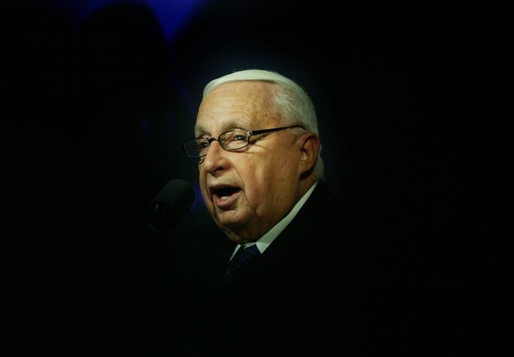 DØD. Ariel Sharon åndede i går ud efter otte år i koma. Han blev 85 år. 