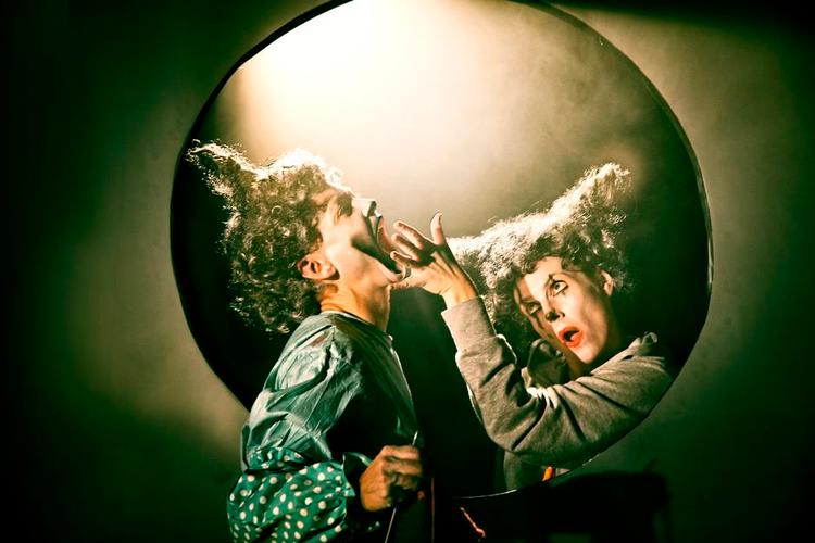 Dødsjov. Betina Grove Ankerdal og Marianne Søndergaard Madsen, som er parret bag Teatret st. tv, går løs på hinanden – og på døden. 