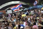 DEMONSTRATIONER. Modstandere af Thailands regering har demonstreret i månedsvis for at få premierministeren til at gå af, og vil i morgen forsøge at lukke Bangkok helt ned. Billedet er fra en tidliger demonstration ved Demokratimonumentet i byen. 