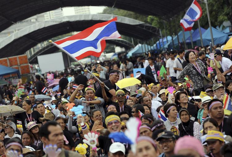 DEMONSTRATIONER. Modstandere af Thailands regering har demonstreret i månedsvis for at få premierministeren til at gå af, og vil i morgen forsøge at lukke Bangkok helt ned. Billedet er fra en tidliger demonstration ved Demokratimonumentet i byen. 