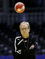 BEKYMRING. Landstræner Ulrik Wilbek kan få noget at tænke over, hvis Danmarks modstander i semifinalen hedder Sverige. 