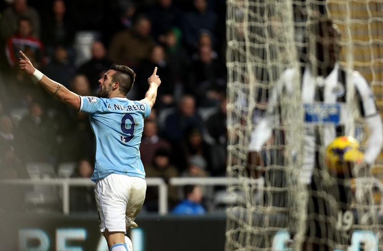 0-2. Først i overtiden blev kampen i Newcastle definitivt afgjort med Alvaro Negredos mål til 0-2. 