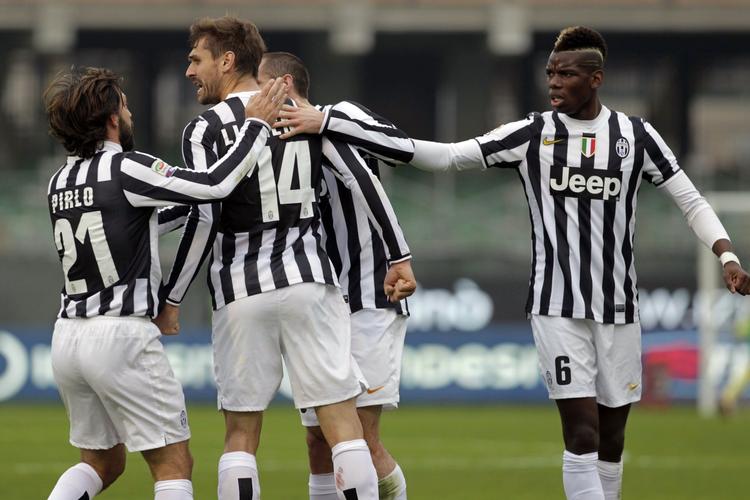 1-1. Efter en føring til Cagliari kom Juventus tilbage, først med en udligning af Fernando Llorente. 