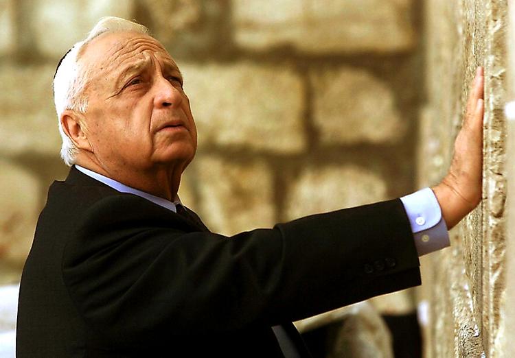omstridt. Ariel Sharon var en kontroversiel skikkelse i live og det samme er han efter døden. 
