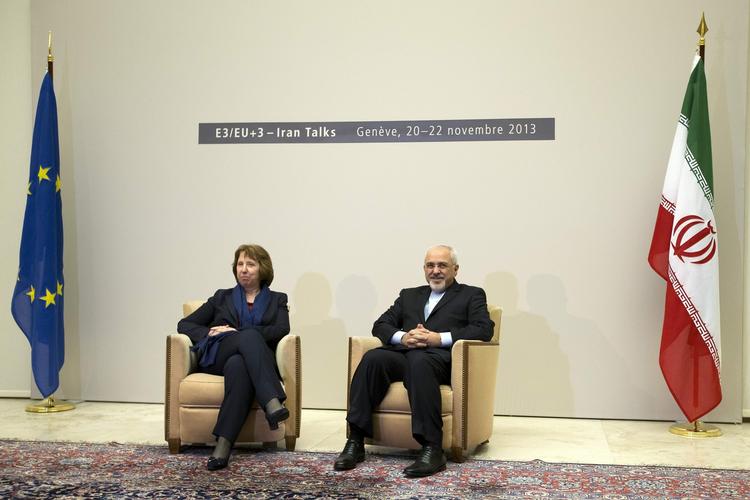 Enighed. Der er nye toner mellem Vesten og Iran. Nu lader det til, at en atomaftale er ved at falde på plads. Her ses Catheringe Ashton med den iranske udenrigsminister Mohammad Javad Zarif, da parterne mødtes i november. 