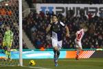 0-2. To af Liverpools fem mål mod Stoke blev scoret af Premier League-topscoreren Luis Suarez. 