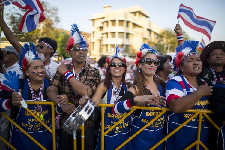 LUKKET. Demonstranterne, der kræver regeringens afgang, har bebudet, at de holder Bangkok spærret, indtil det sker. Samtidig har de lovet at opføre sig fredeligt. 