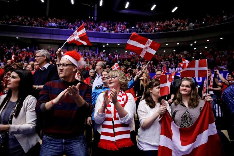 STEMNING. Der var fuld knald på lægterne, men også en meget dansk stemning, noterer Jesper Nøddesbo. 