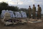 Begravelse. Israels tidligere premierminister Ariel Sharon stedes i dag til hvile i nærheden af grænsen til Gaza. Israel advarer lederne i det palæstinensiske område om ikke at tillade, at der affyres raketter under ceremonien. 