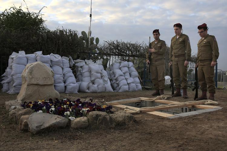 Begravelse. Israels tidligere premierminister Ariel Sharon stedes i dag til hvile i nærheden af grænsen til Gaza. Israel advarer lederne i det palæstinensiske område om ikke at tillade, at der affyres raketter under ceremonien. 