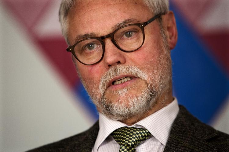 reformator. Regeringen har sat den tidligere socialdemokraktiske skatteminister Carsten Koch i spidsen for et udvalg, som skal komme med forslag til, hvordan man forbedrer hele beskæftigelsessystemet. 