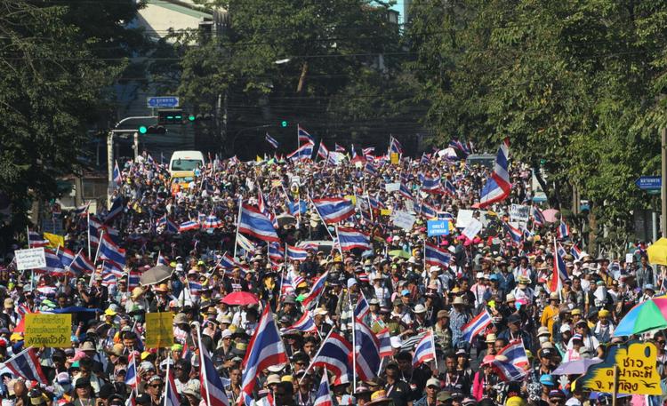 Demo. Der er mange mennesker på gaden i Bangkok, men byen er ikke blevet lammet som varslet af demonstranterne på forhånd. 