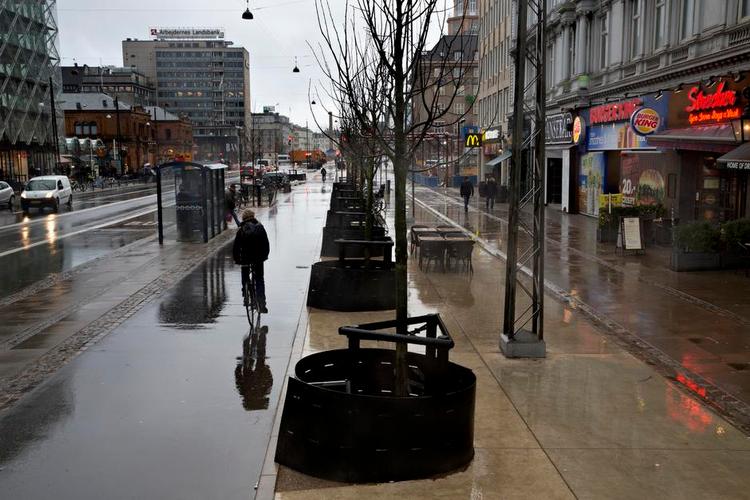 Forskønnelse. Med et enkelt, men radikalt greb er strækningen fra Københavns Rådhusplads ned til Frihedsstøtten blevet tilført opholdskvaliteter - ikke mindst for fodgængere. 