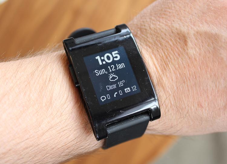 SMARTUR. Kickstarter-projektet Pebble (bill.) er blevet en stor succes indenfor smarture, og det har sat gang i en lettere smartur-mani i gadgetverdenen. Og det er de små producenter, fremfor tunge drenge som Samsung og Sony, der fører an lige nu. (Foto: Morten Bay) 