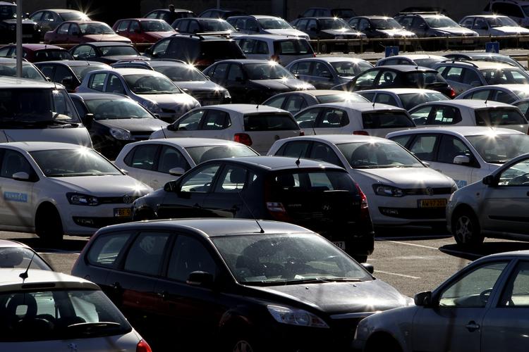 Togfond. Dansk Folkeparti vil sikre en reservepulje på fem milliarder kroner indtil 2024 i aftalen om Togfonden på i alt 28,5 milliarder kroner. Samtidig skal der bygges flere p-pladser ved større stationer for at lokke bilister over i togene. - Foto: 