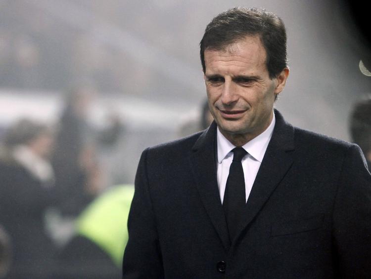 Exit. Massimiliano Allegri og AC Milan er skidt kørend ei Serie A, men er til gengæld blandet de sidste 16 i Champions League. 