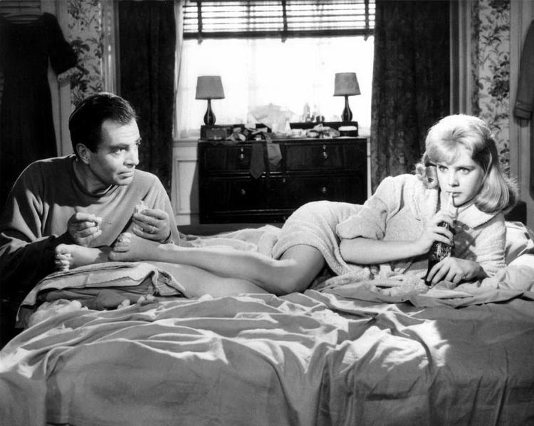 HM-HM. Humbert Humbert (James Mason) lakerer tånegle på Lolita, spillet af Sue Lyon i Stanley Kubricks filmatisering. 