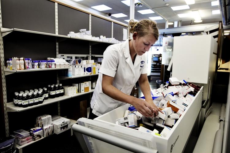 pillehjælp. Danmarks Apotekeforening foreslår et samarbejde mellem kommuner og apoteker, hvor ansatte på apotekerne hjælper ledige med at komme af med deres medicin. 