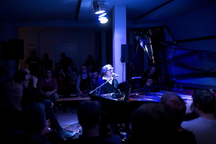 Festival. Frost Festival gør sig umage med at finde særlige venues til koncerterne. Her ses Jacob Bellens (kendt fra I Got You On Tape og Murder) under en koncert i kælderen i en klaverbutik i Bredgade. 