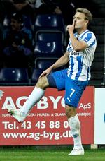 lægetjek. OB's Emil Larsen peger efter en scoring på det knæ, som Brøndby mente var i vejen for et skifte til klubben på den københavnske vestegn. 