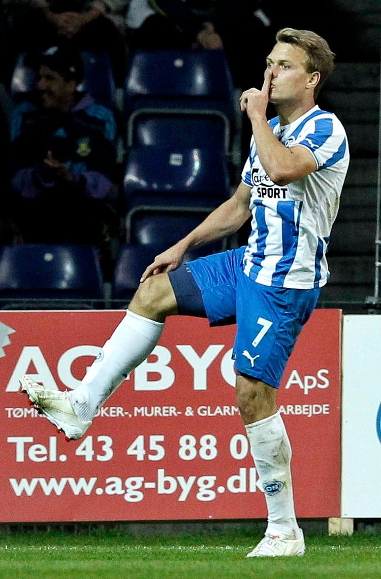 lægetjek. OB's Emil Larsen peger efter en scoring på det knæ, som Brøndby mente var i vejen for et skifte til klubben på den københavnske vestegn. 