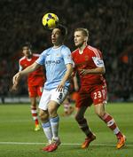 knæskade. Manchester Citys Samir Nasri (tv) blev fældet med et højt spark til knæet i den hektiske kamp mod Newcastle. 