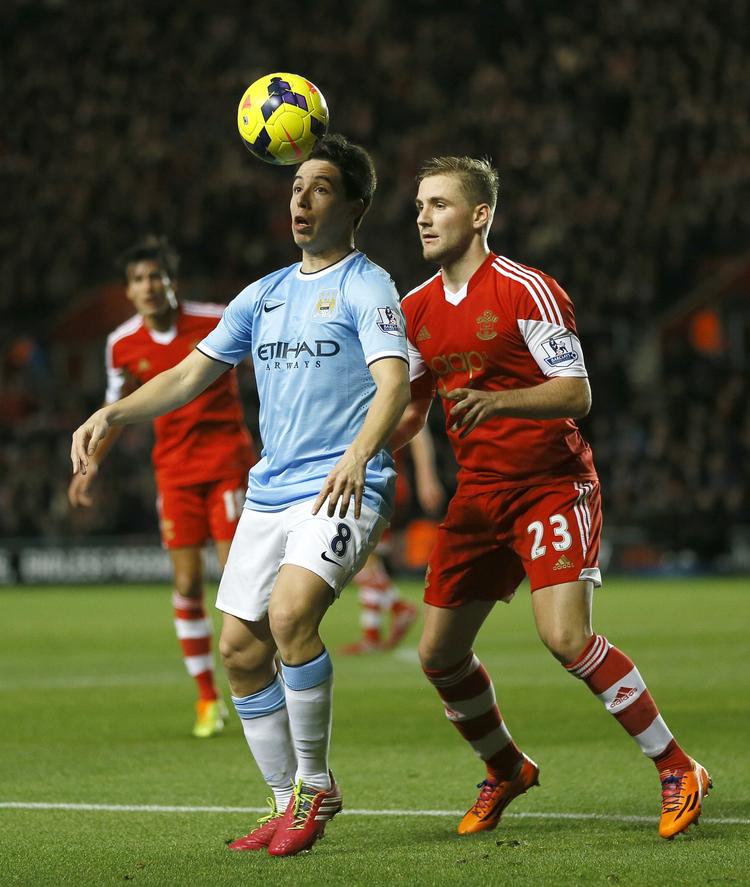 knæskade. Manchester Citys Samir Nasri (tv) blev fældet med et højt spark til knæet i den hektiske kamp mod Newcastle. 