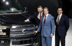 kæmpe. Den nye Ford F-serie er en seriøst stor bil. Her præsenteres den i Detroit af tre Ford-bosser: Alan Mulally, Bill Ford og Mark Fields. 