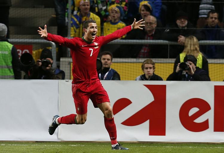 Vinder. Ronaldo fejrer sit tredje  og afgørende mål mod Sverige, der sikrer Portugals deltagelse i VM-slutrunden til sommer. Det er præstationer som disse, der ifølge fodboldekspert Morten Bruun bør sikre portugiseren endnu en Ballon d'Or. 
