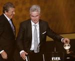 Prisuddeling. Bayern Munchens tidligere træner, Jupp Heynckes, vinder FIFA's Ballon d'Or 2013. 