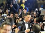 Prisfest. Fodboldsspilleren Cristiano Ronaldo skriver autografer til  FIFA's Ballon d'Or-gallafest i Zurich, hvor han blev kåret til den bedste spiller i 2013. 