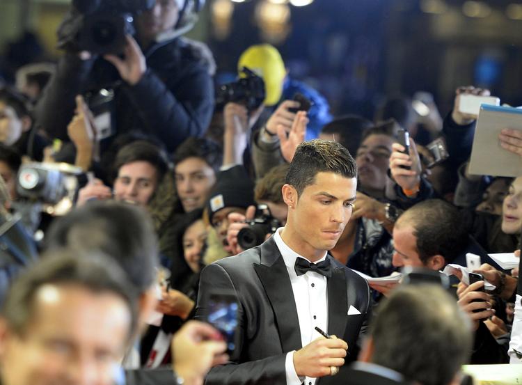 Prisfest. Fodboldsspilleren Cristiano Ronaldo skriver autografer til  FIFA's Ballon d'Or-gallafest i Zurich, hvor han blev kåret til den bedste spiller i 2013. 