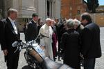 Auktion. Pave Frans vil sælge den Harley Davidson-motorcykel, som han har fået i gave, for at rejse penge til Caritas Roma, en romersk hjælpeorganisation. 