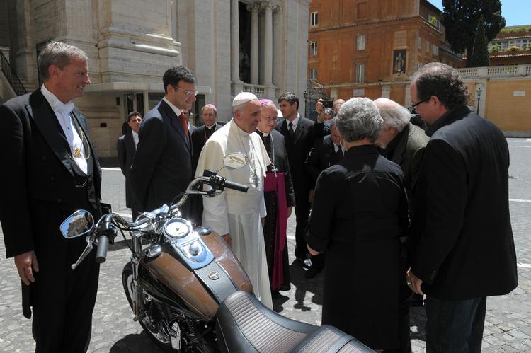 Auktion. Pave Frans vil sælge den Harley Davidson-motorcykel, som han har fået i gave, for at rejse penge til Caritas Roma, en romersk hjælpeorganisation. 