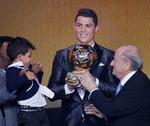 Guldbold. Christiano Ronaldo modtager  Ballon d'Or 2013 flankeret af FIFA-præsident Joseph Blatter (t.v.) and Ronaldos søn Ronaldo Junior (t.h.). 