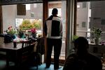 drøm. Det er som at blive ramt af en jernkugle i hovedet, siger Mazan on udsigten til at blive sendt retur til Italien. Her er han fotograferet under et besøg hos sin fætter, der er dansk gift og bor i malmø. 