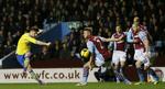 Mandagskamp. Arsenals Oliver Giroud scorer mod Aston Villa. 