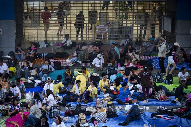 Demonstration. Mange centrale steder i Bangkok er fortsat blokerede, efter at demonstranterne delvis fik lukket byen i går - her er det en indgang til shoppingcenteret MBK Center. 