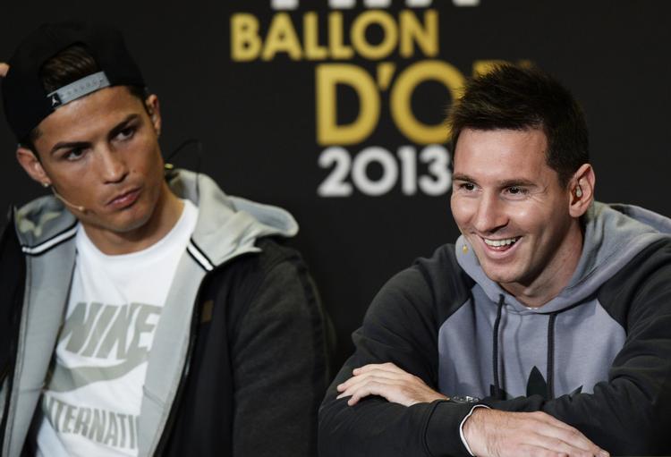 superstjernemøde. Cristiano Ronaldo (tv) vandt prisen som årets bedste fodboldspiller, mens den tidligere vinder, Lionel Messi (th) lykønskede portugiseren med hæderen. 