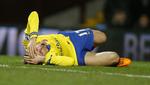 skadesramt. Arsenals Nacho Monreal er røget i græsset efter et sammenstød, der kan have kostet en skade i foden i kampen mod Aston Villa. 