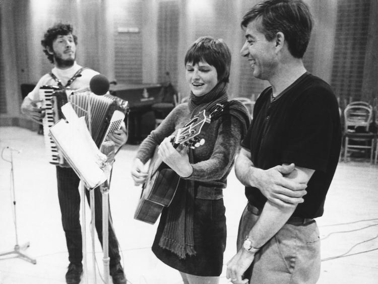 Skyldfri. Sidst, der blev rejst tiltale efter blasfemiparagraffen, var i 1971, da to prgramchefer fra DR måtte en tur i retten anklaget for at have ladet sangeren Trille synge den smålumre vise 'Øjet', hvor Gud lurede på en ung kvinde. 