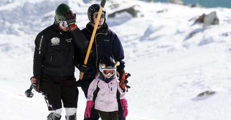 SÅDAN. Denne familie har lært lektien og kører alle med hjelm. 