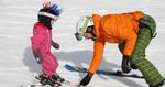 HJELMHALLØJ. Skiinstruktør Rasmus Lundby sammen med sin datter Signe, som har fået hanekam i pangfarver, der skal gøre hende synlig overfor andre skiløbere på pisten. 