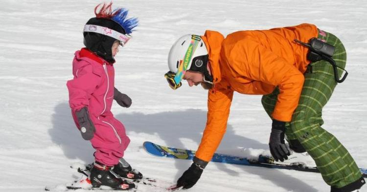 HJELMHALLØJ. Skiinstruktør Rasmus Lundby sammen med sin datter Signe, som har fået hanekam i pangfarver, der skal gøre hende synlig overfor andre skiløbere på pisten. 
