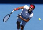 stensikker. Roger Federer skulle kun bruge tre sæt for at komme videre ved Australian Open i sin første kamp med Stefan Edberg som træner. 