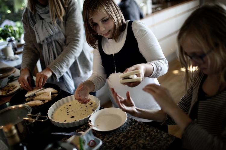 Nora (i midten) og Benedicte er ved at lave søde sager i køkkenet. I tre uger efter efterårsferien får over 130.000 andre skolebørn også en chance for at lære at lave mad fra bunden. 