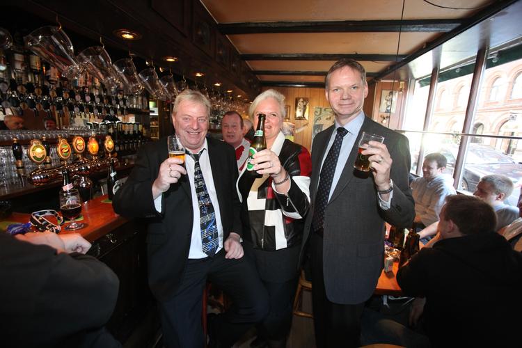 Festfyrværkeri. Dansk Folkepartis Kim Christiansen er både bodega-ejer, forsanger og tidligere X Factor-deltager. Og så er han og Dansk Folkeparti årsag til, at der endnu ikke ligger en aftale om togfonden. 