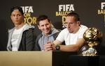 trofæer. Frank Ribery (th) blev forbigået ved kåringen af verdens bedste fodboldspiller 2013. Og det mener Uefa-præsident Michel Platini er uretfærdigt. 