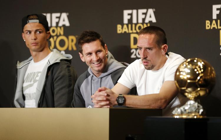 trofæer. Frank Ribery (th) blev forbigået ved kåringen af verdens bedste fodboldspiller 2013. Og det mener Uefa-præsident Michel Platini er uretfærdigt. 